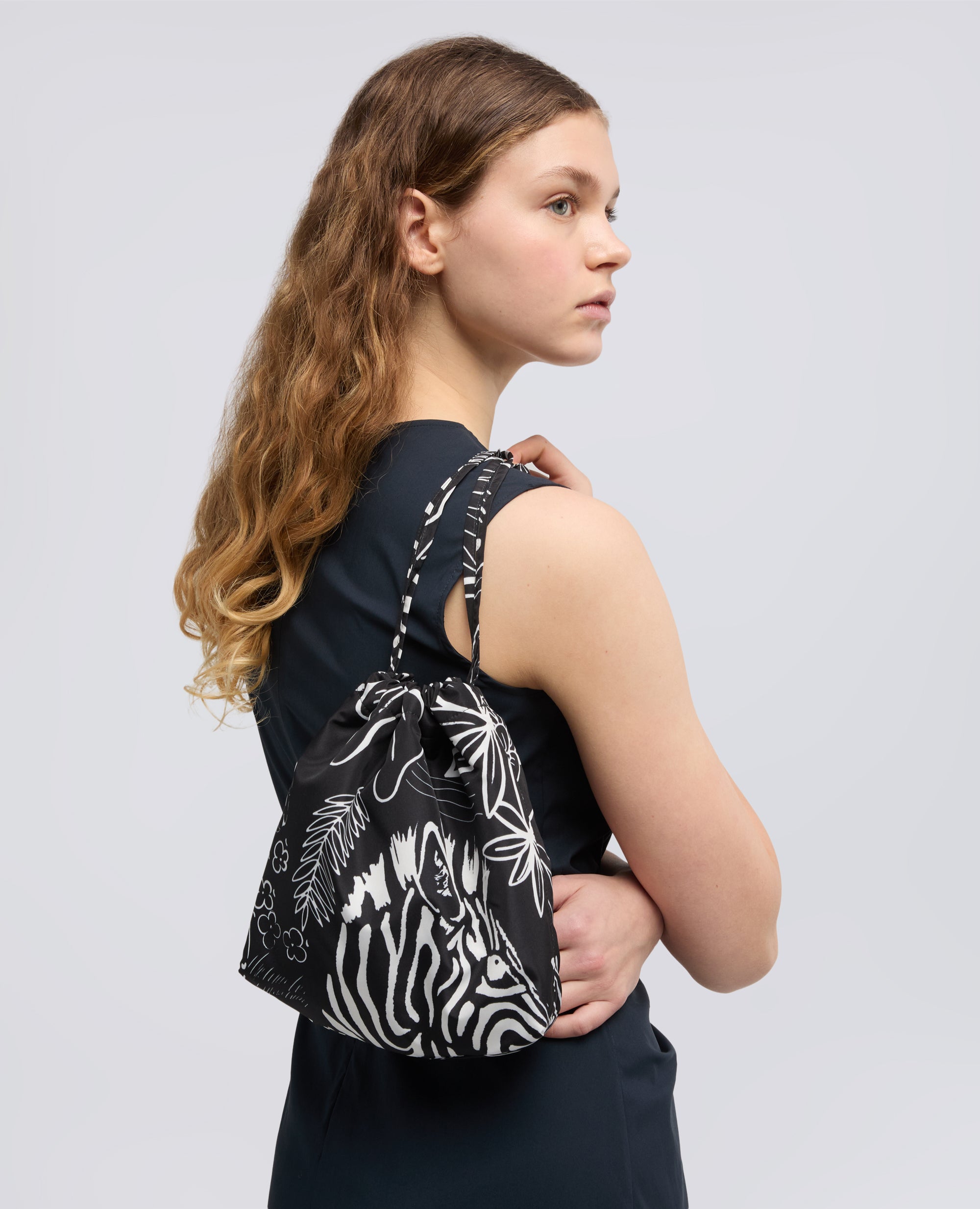 BORSA A SACCHETTO CON TRACOLLA-FIORE NERO-FIORE NERO-FIORE NERO-FIORE NERO-FIORE NERO