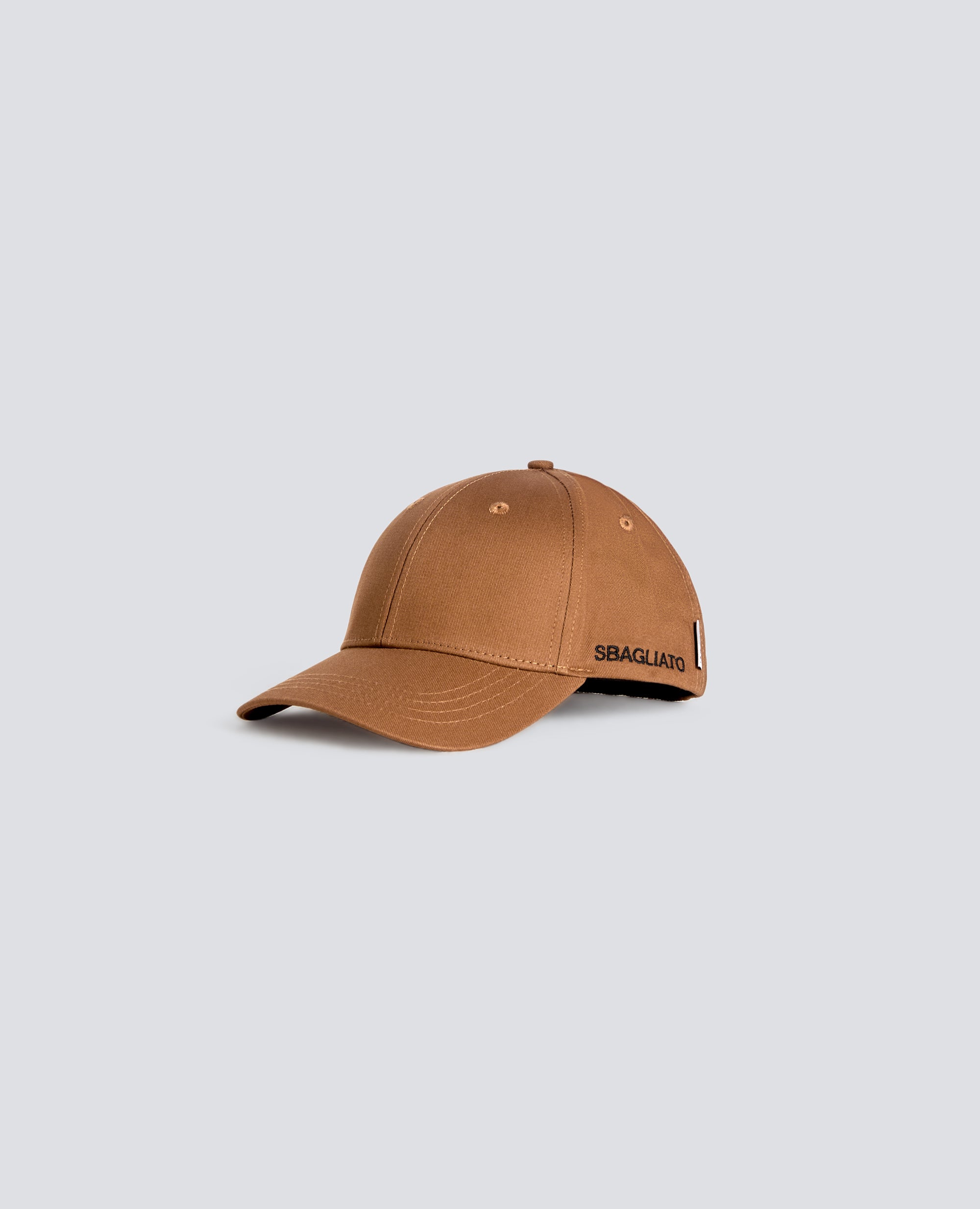 CAPPELLO IN GABARDINE DI COTONE CON LETTERING "SBAGLIATO"-TABACCO-TOBACCO-TABACO-TABAK-TABAC