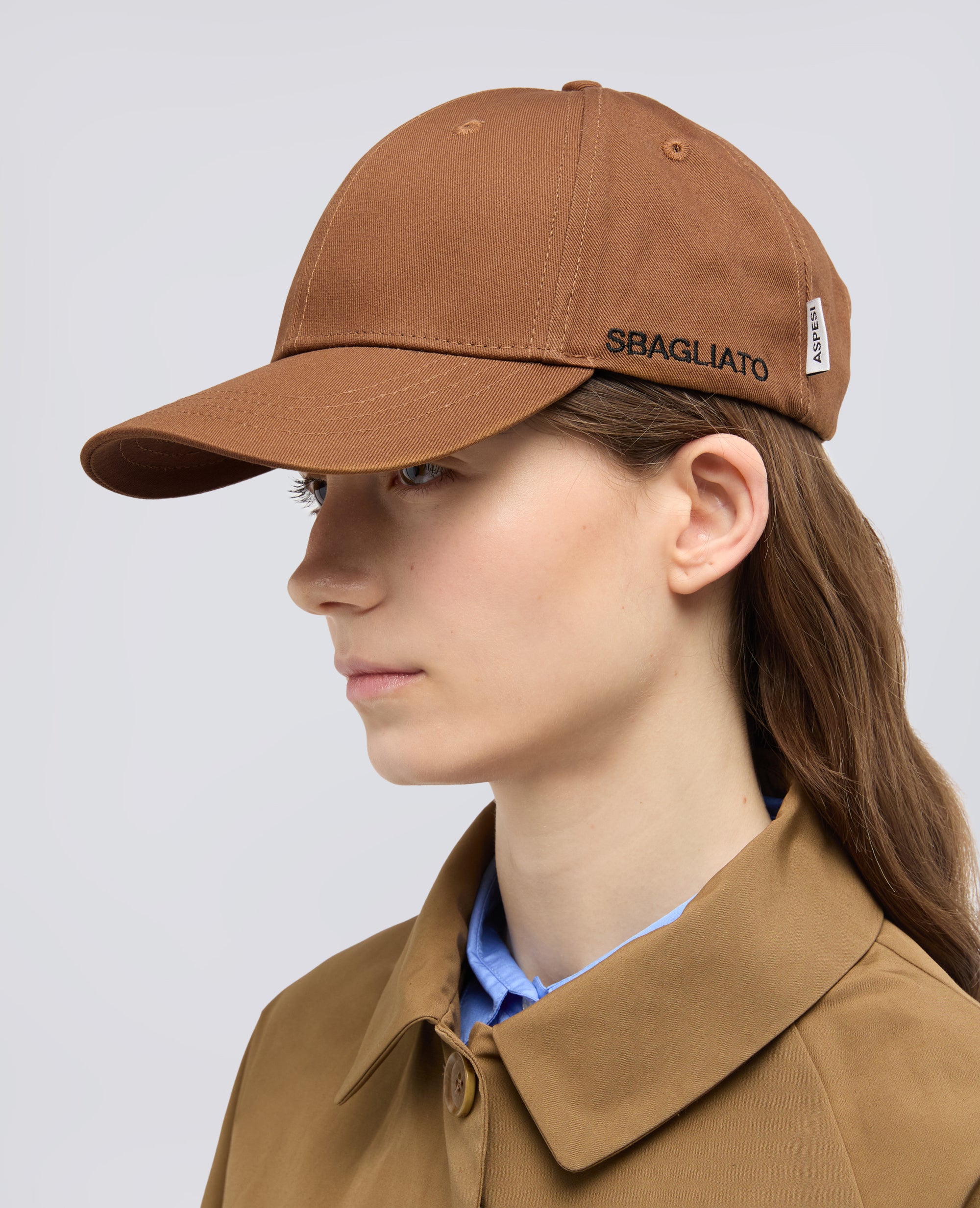 CAPPELLO IN GABARDINE DI CORONE CON LETTERING "SBAGLIATO"-TABACCO-TOBACCO-TABACO-TABAK-TABAC