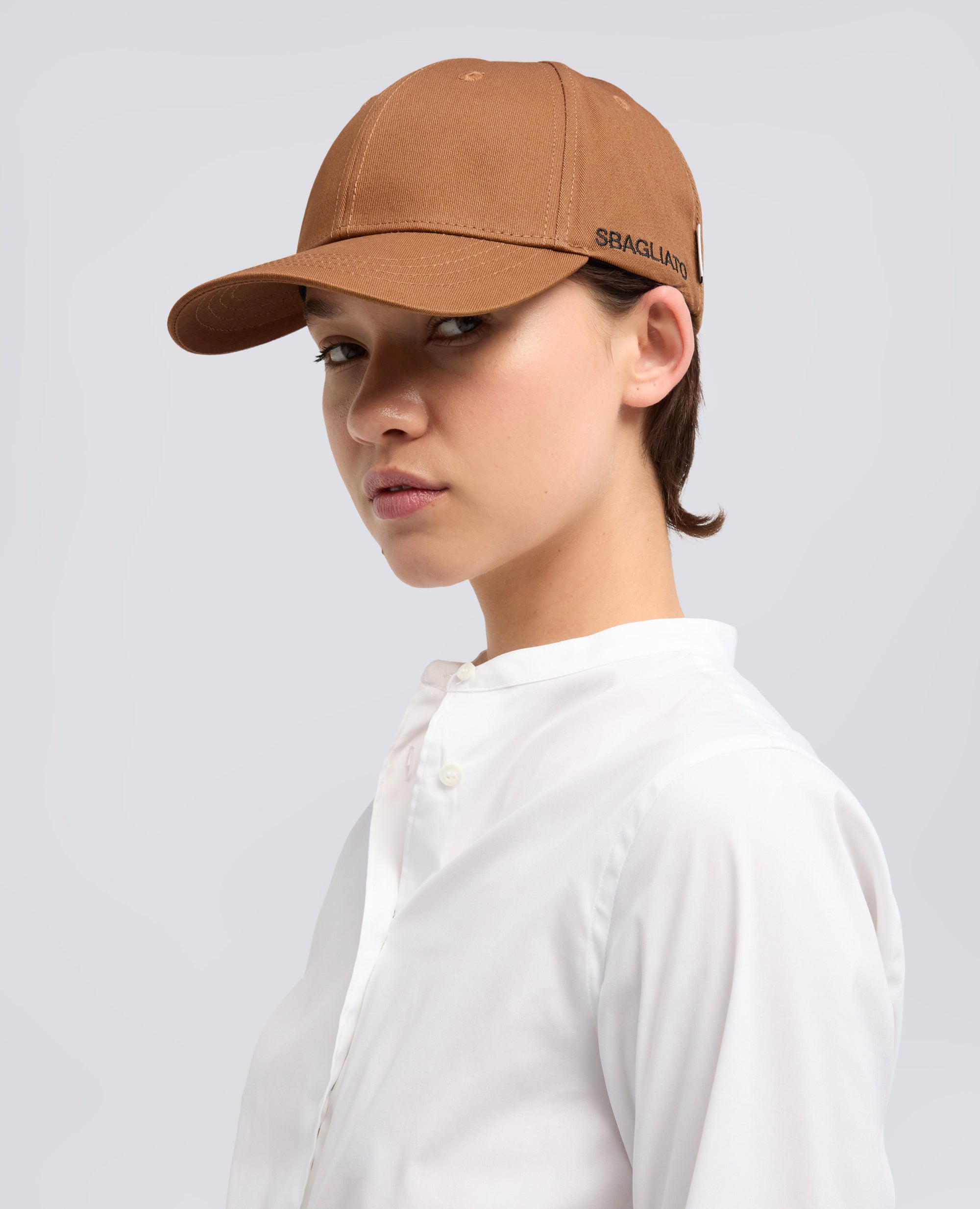 CAPPELLO IN GABARDINE DI CORONE CON LETTERING "SBAGLIATO"-TABACCO-TOBACCO-TABACO-TABAK-TABAC