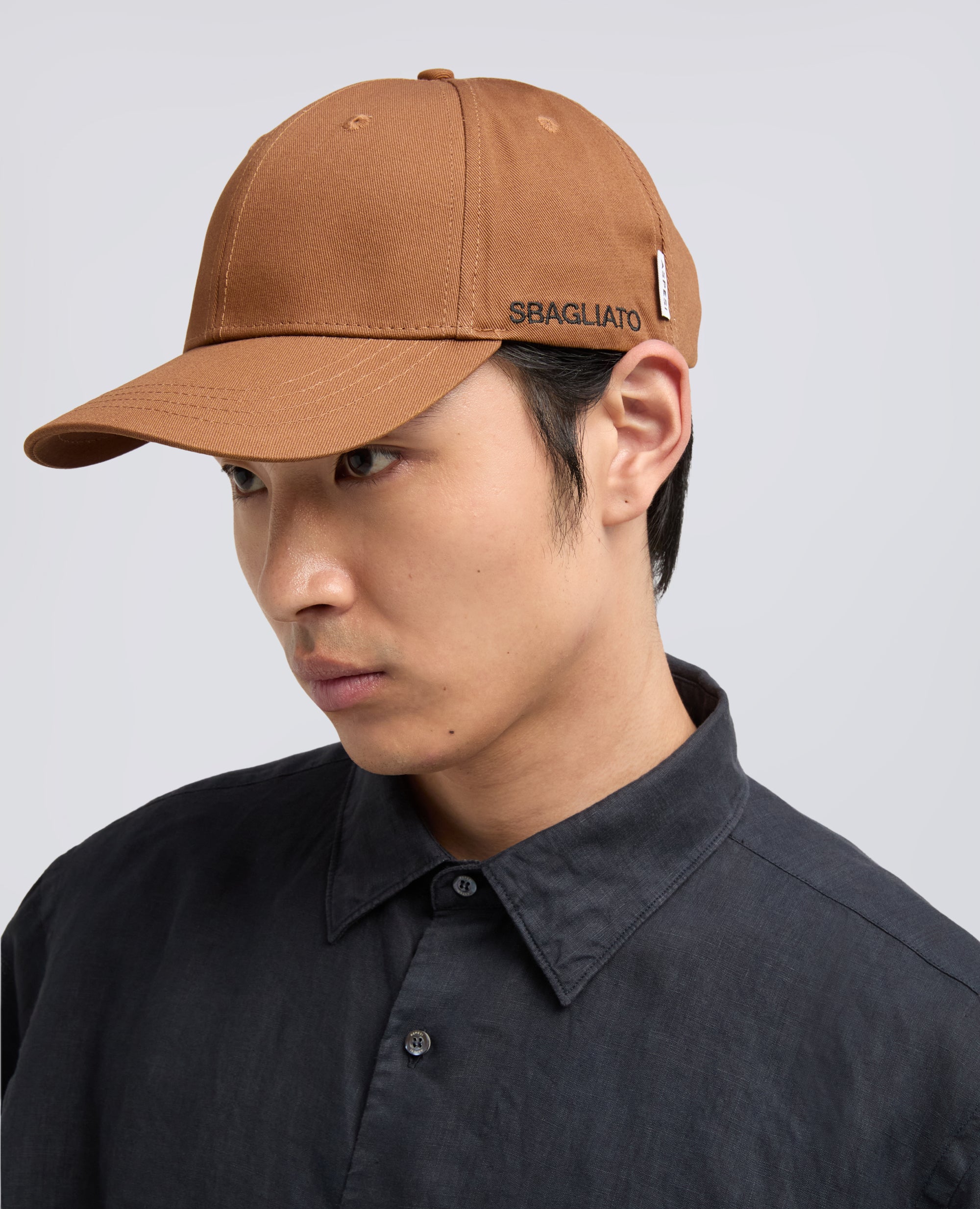 CAPPELLO IN GABARDINE DI CORONE CON LETTERING "SBAGLIATO"-TABACCO-TOBACCO-TABACO-TABAK-TABAC