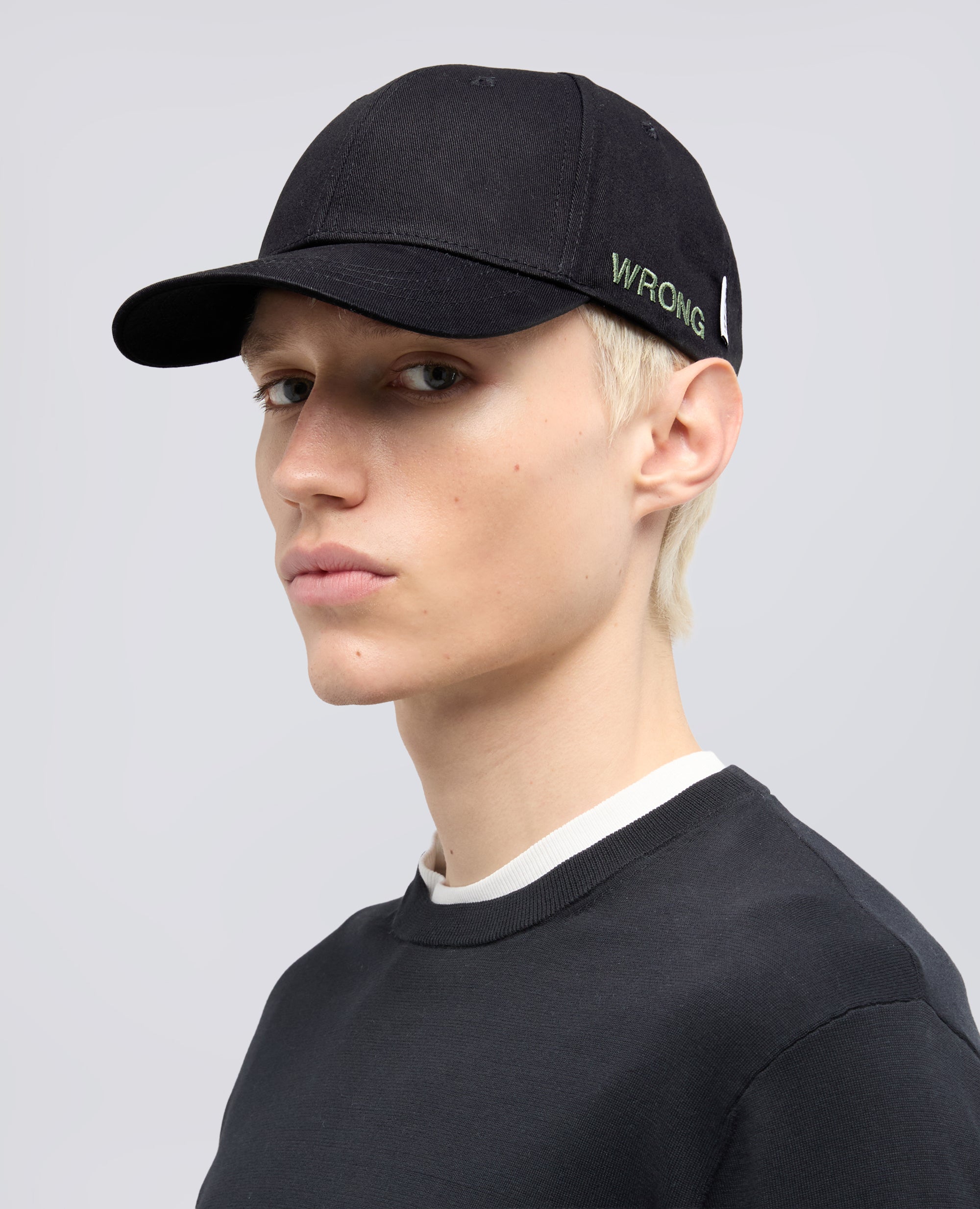 CAPPELLO IN GABARDINE DI COTONE CON LETTERING "WRONG"-NERO-BLACK-NEGRO-SCHWARZ-NOIR