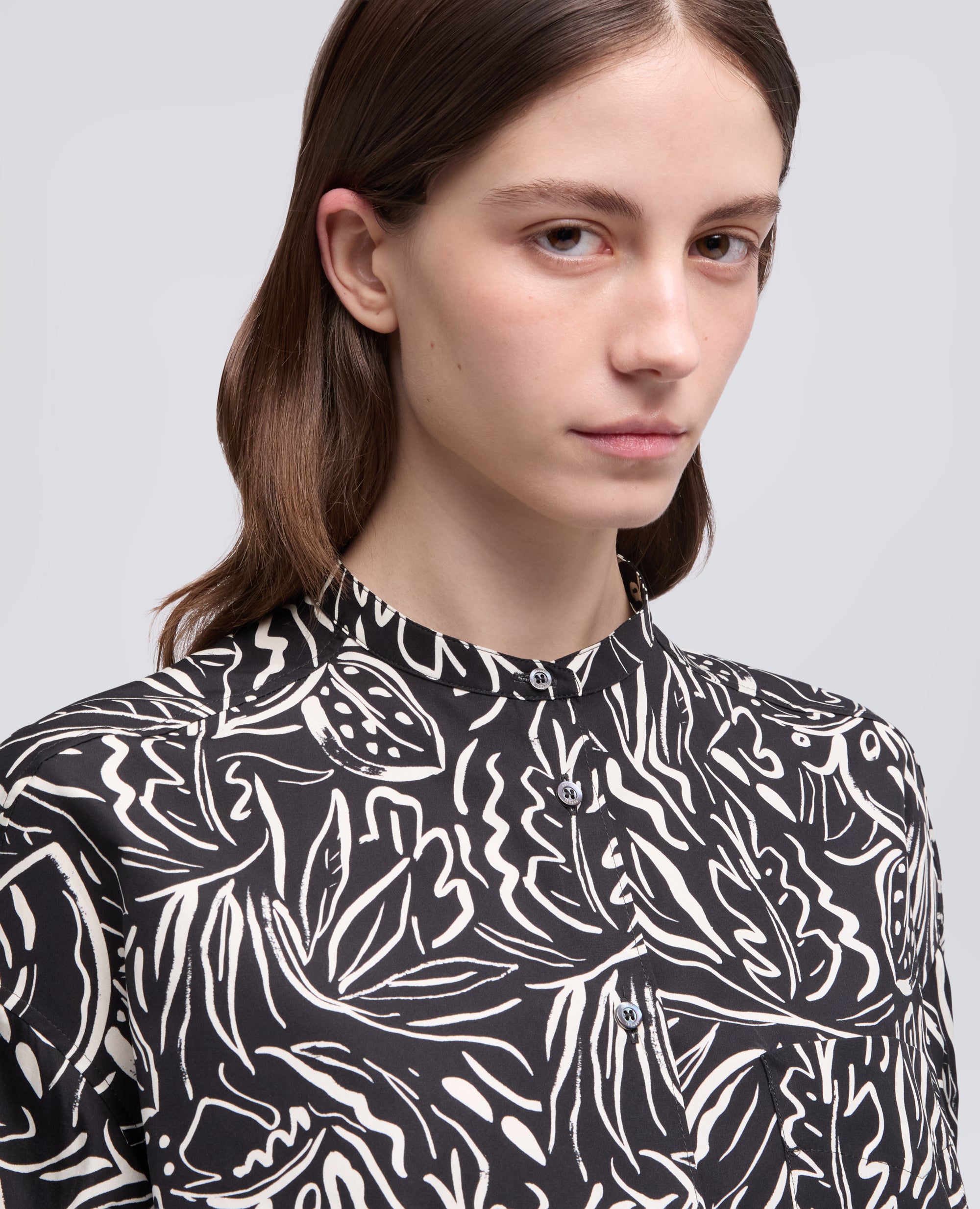 CAMICIA IN POPELINE DI COTONE CON COLLO ALLA COREANA-STAMPA NERA-BLACK PRINT-ESTAMPADO NEGRO-PRINT SCHWARZ-IMPRIMÉ NOIR