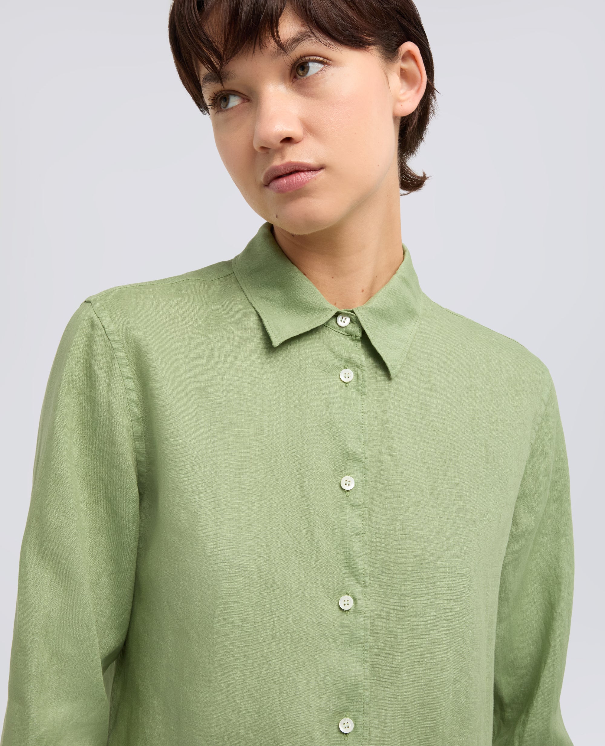 CAMICIA CLASSICA IN LINO-SALVIA-SAGE GREEN-ARENA-SALBEIGRUN-SAUGE