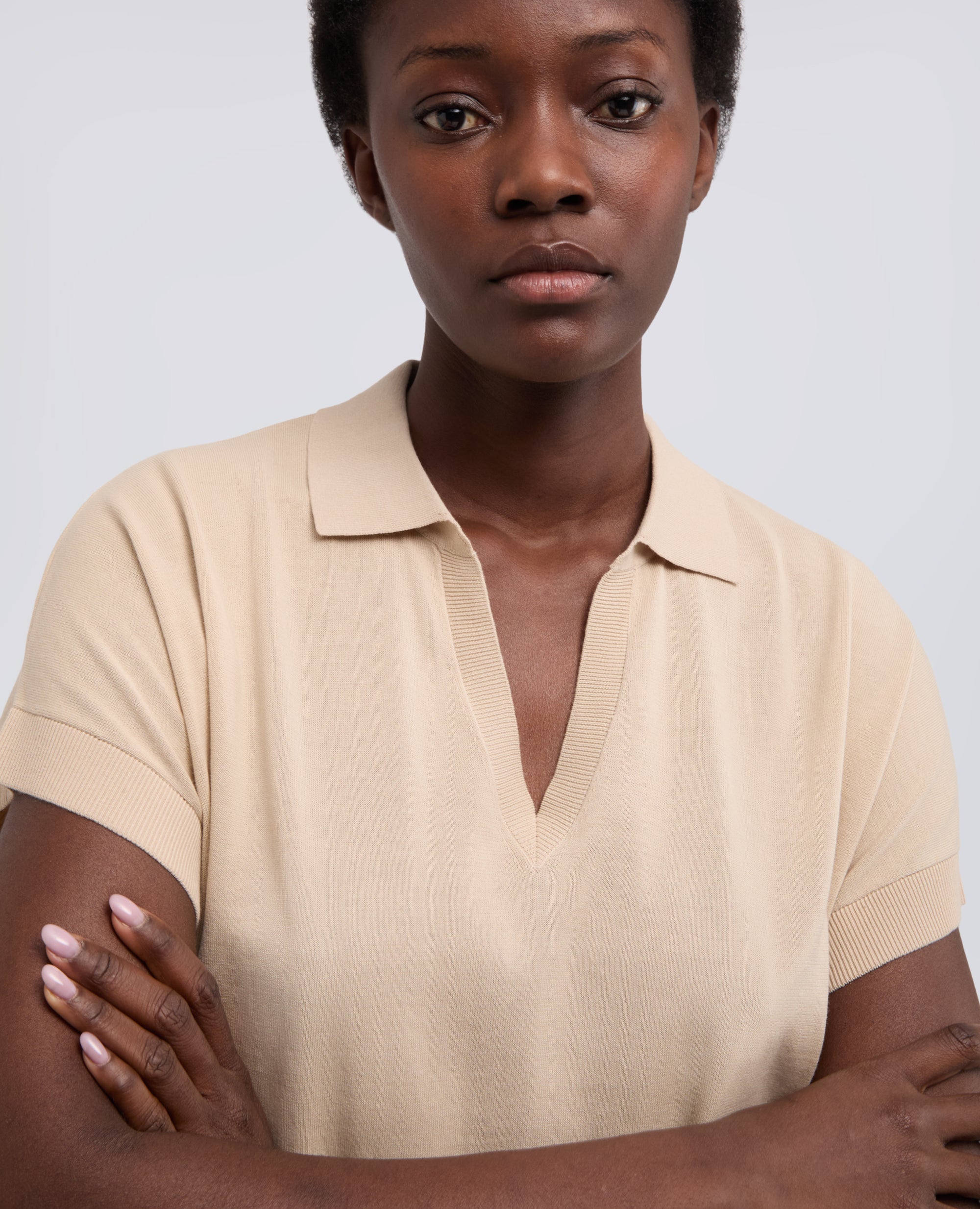 MAGLIA SCOLLO A V CON COLLETTO IN FILATO DI PURO COTONE-SABBIA-SAND-ARENA-SAND-SABLE