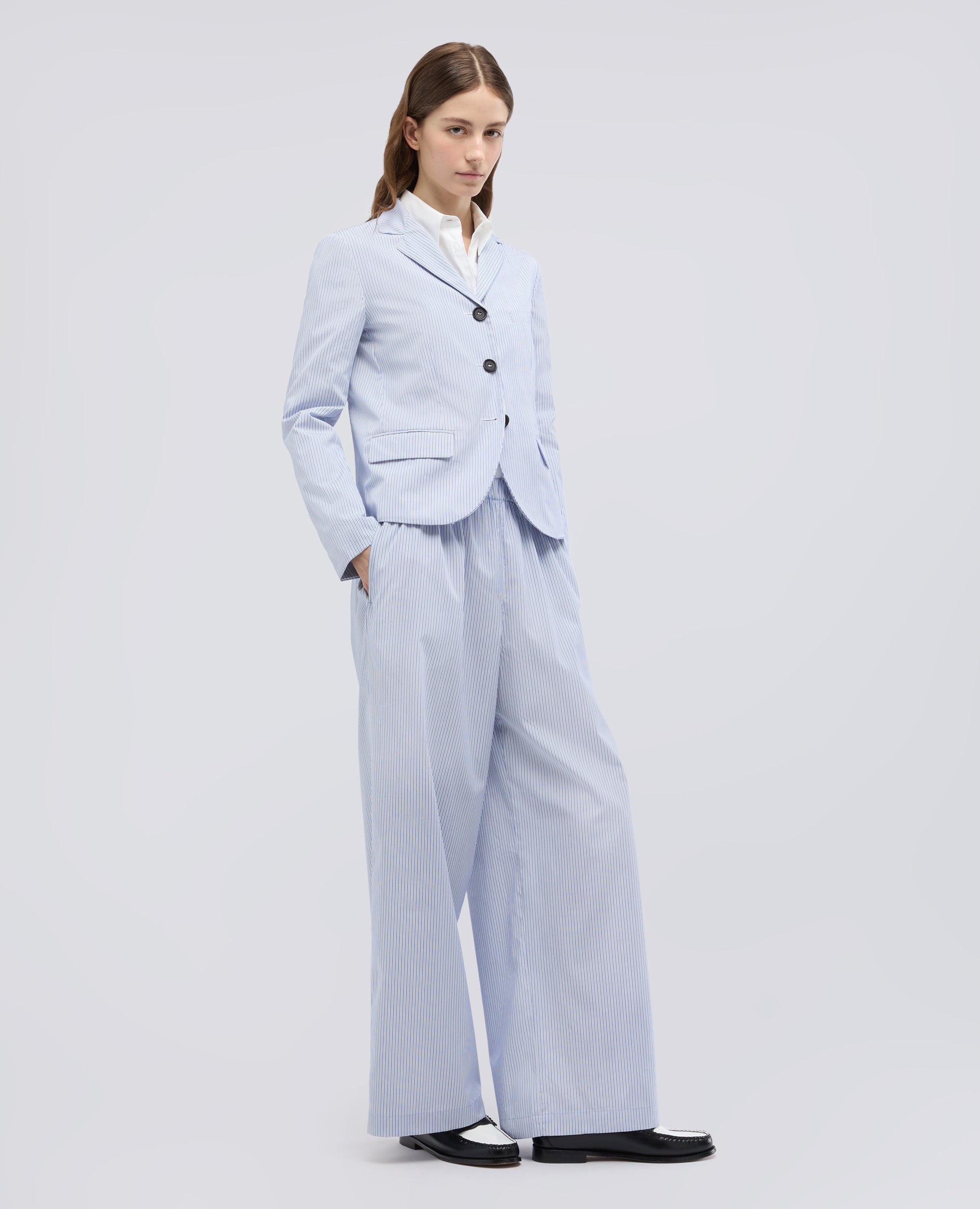 Giacca corta monopetto in popeline di cotone - AA Capsule Collection-RIGA AZZURRA-LIGHT BLUE STRIPE-RAYA AZUL CLARO-STREIFEN BLAU-RAYURE BLEU CIEL