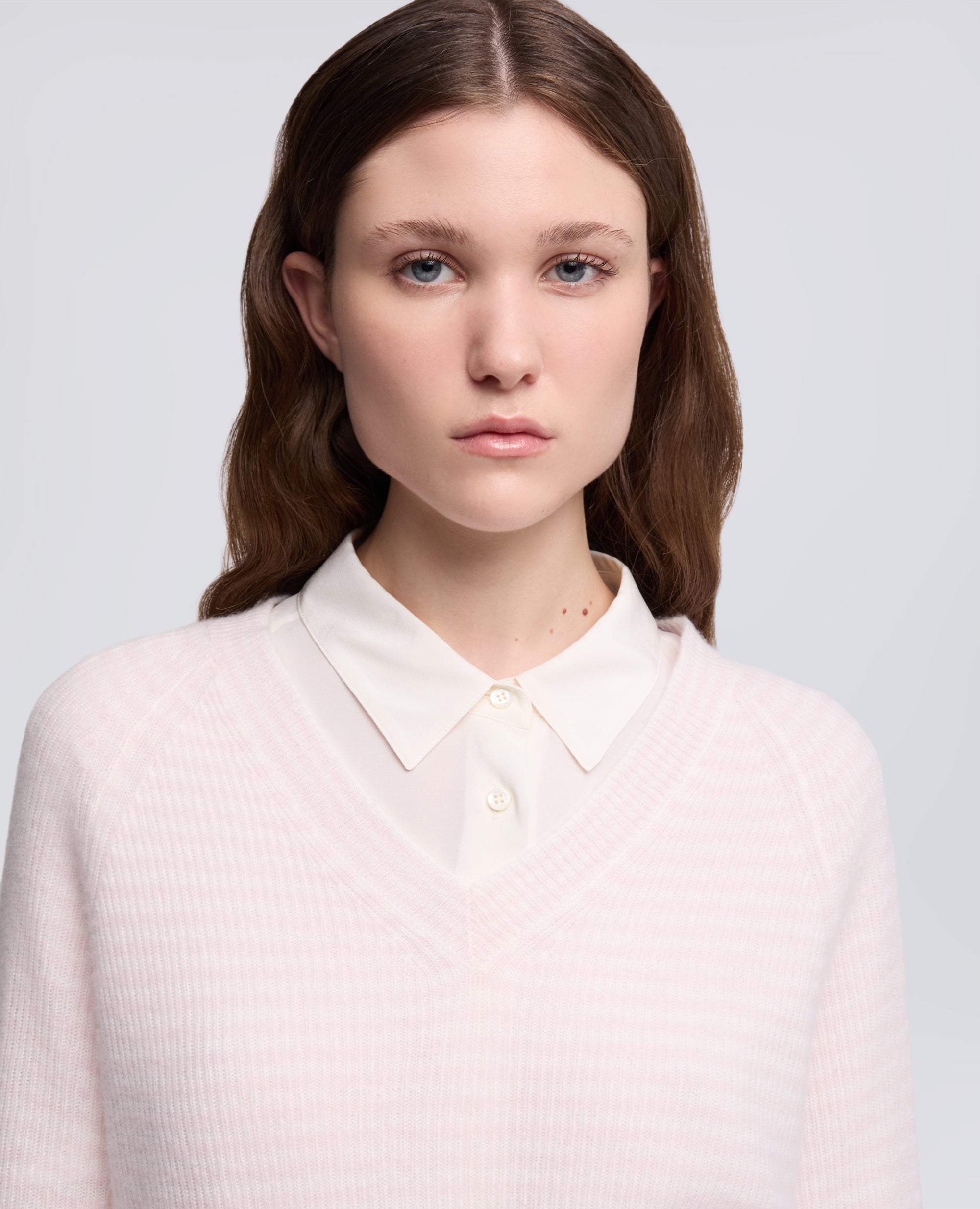 MAGLIA CON SCOLLO A "V" IN PURO CASHMERE-RIGA ROSA-PINK STRIPED-RAYA ROSA-STREIFEN ROSA-RAYURE ROSE