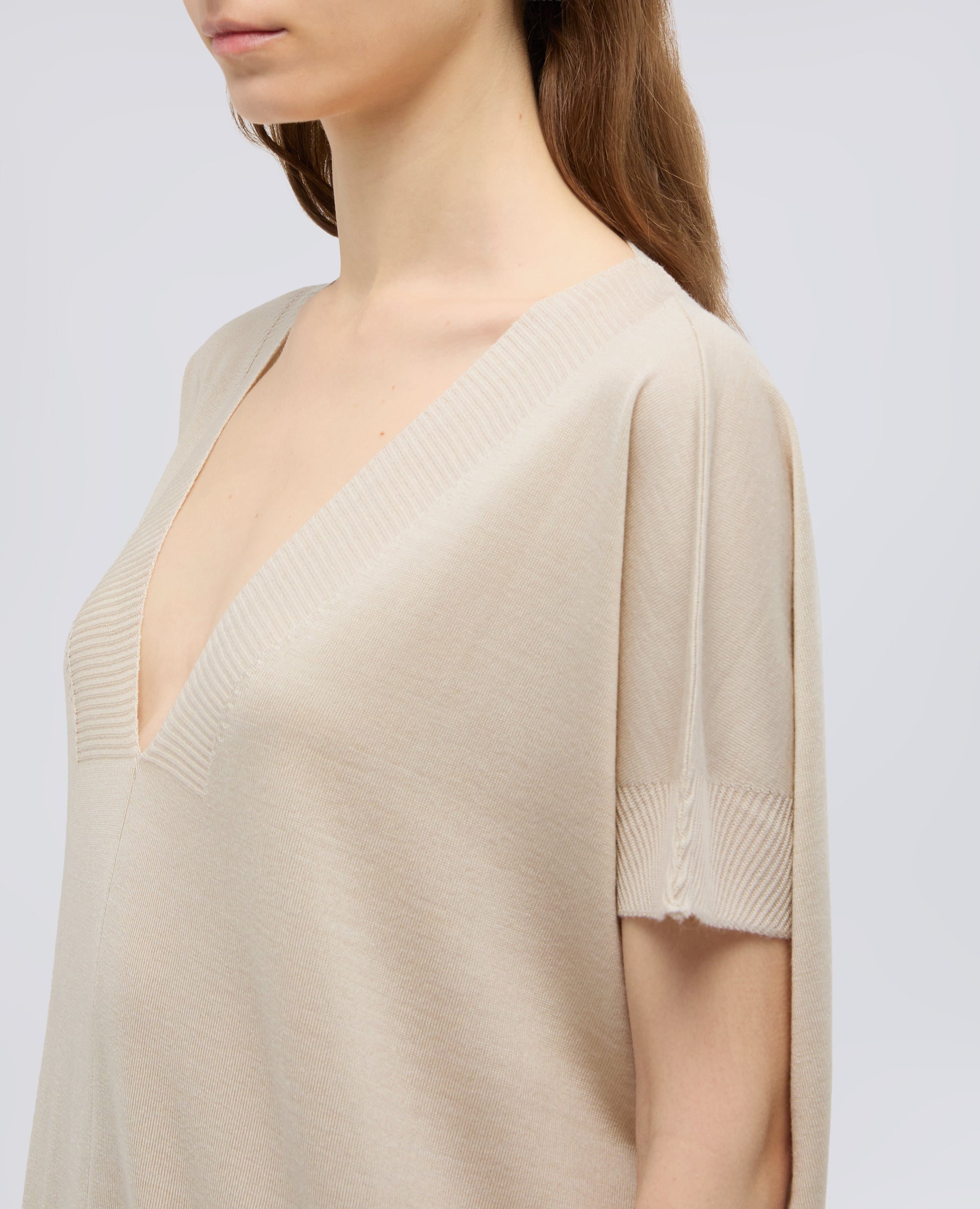 MAGLIA CON SCOLLO A V IN LANA E SETA-SABBIA-SAND-ARENA-SAND-SABLE