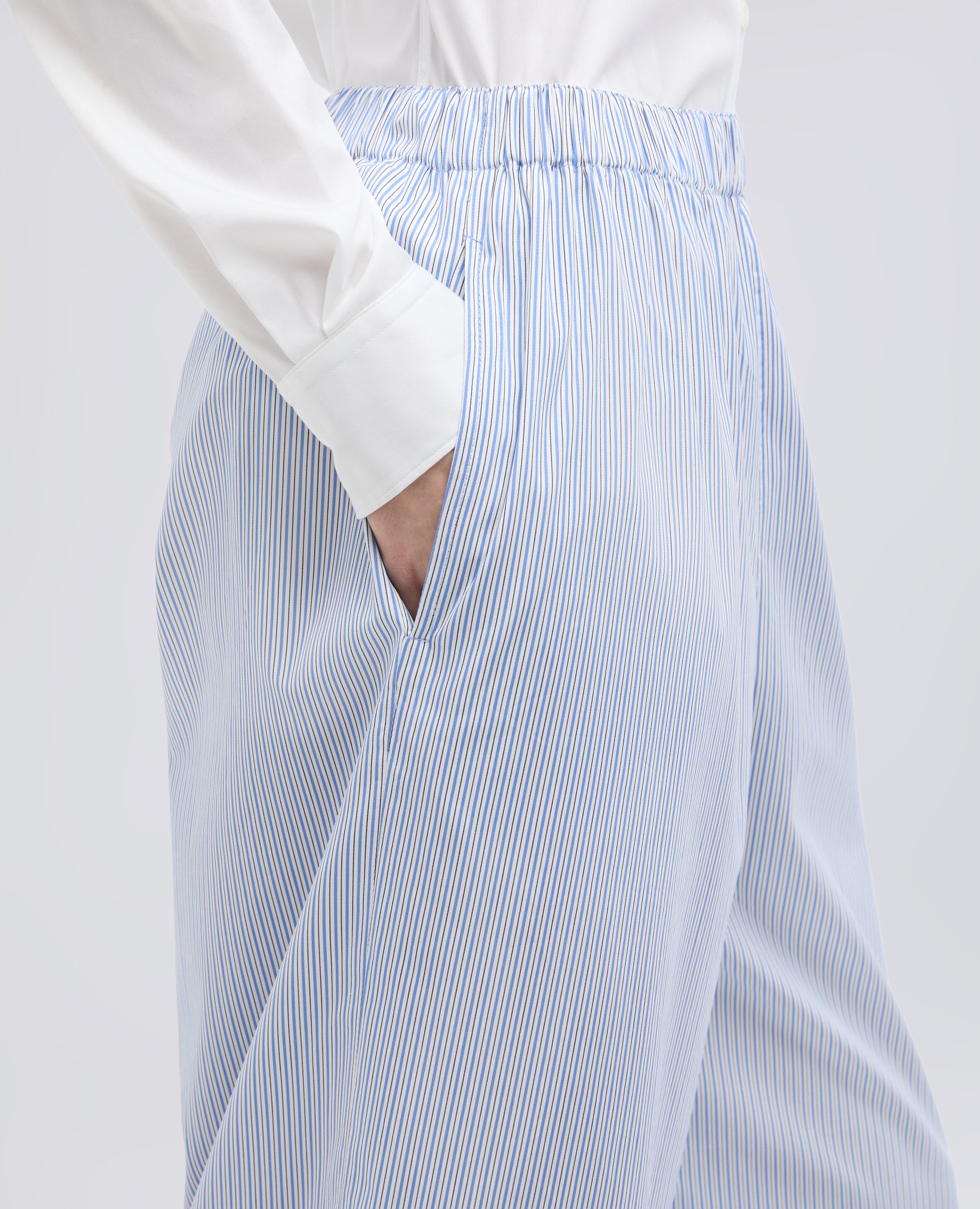 Pantalone in popeline di cotone - AA Capsule Collection-RIGA AZZURRA-LIGHT BLUE STRIPE-RAYA AZUL CLARO-STREIFEN BLAU-RAYURE BLEU CIEL